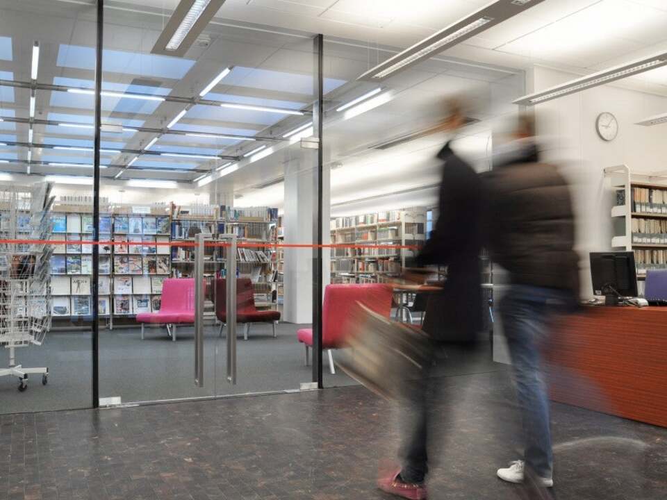 -Behind-the-book-Vernissage-und-Ausstellung