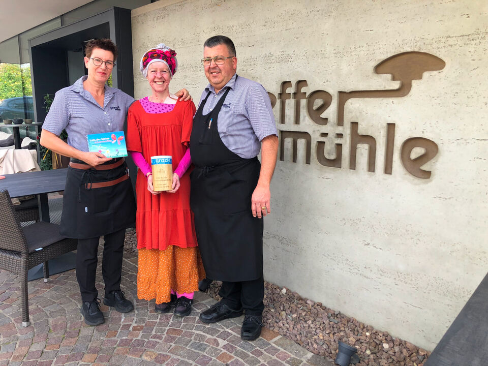 Gastgeber-des-Restaurants-Pfefferm-hle-zeigen-Mitgef-hl-und-Engagement