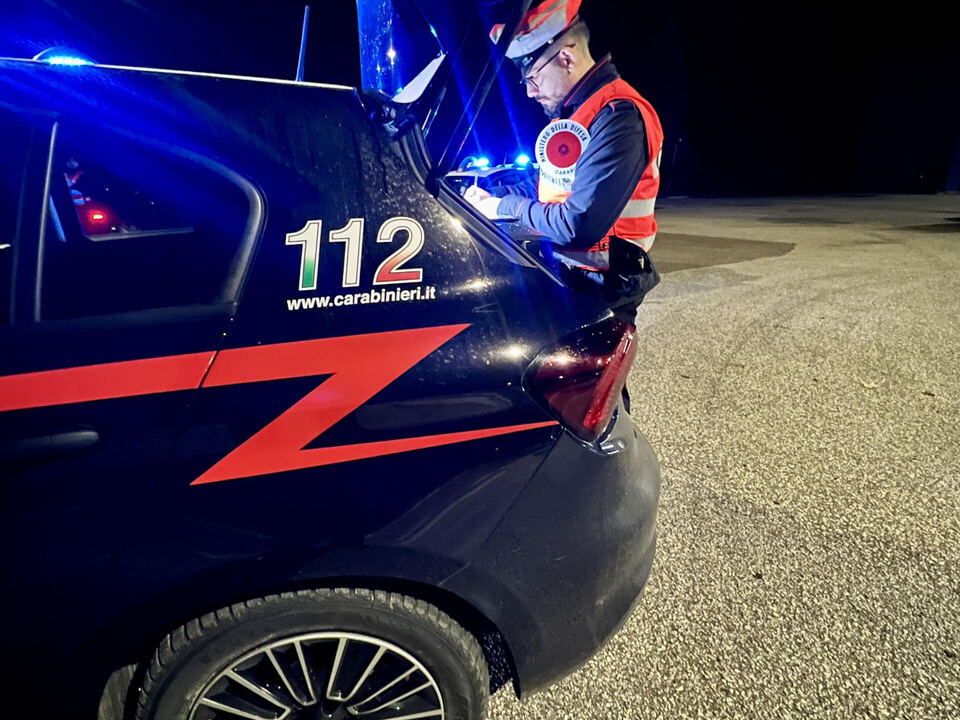 In-der-Nacht-mit-Klappmesser-unterwegs-Anzeige