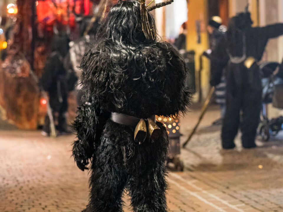 Eierw-rfe-bei-Krampus-Umzug-in-Bozen
