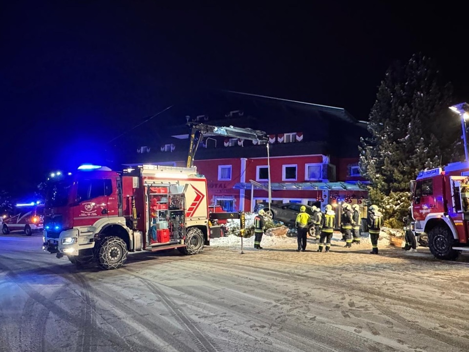 Auto-donnert-in-Dolomiten-in-Grandhotel-Vorgarten