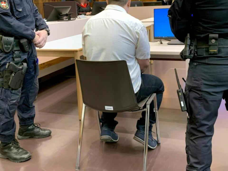 Prozess-um-Mordversuch-mit-Pfeil-und-Bogen-vor-Urteil