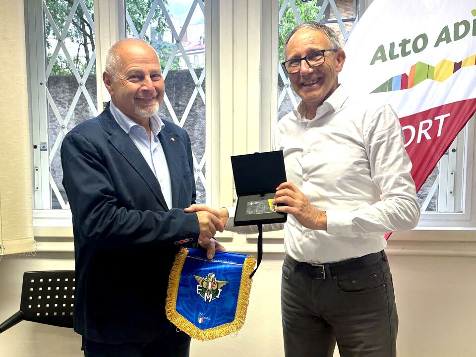 Armin-H-lzl-mit-goldener-FMI-Ehrenkarte-ausgezeichnet