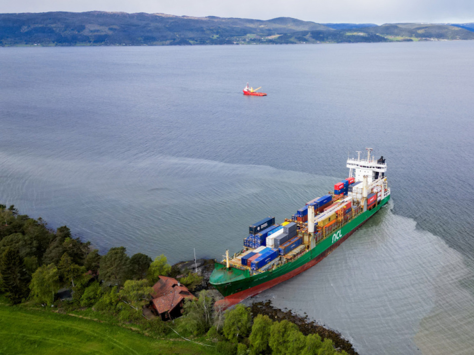 Containerschiff-krachte-in-Norwegen-in-Garten