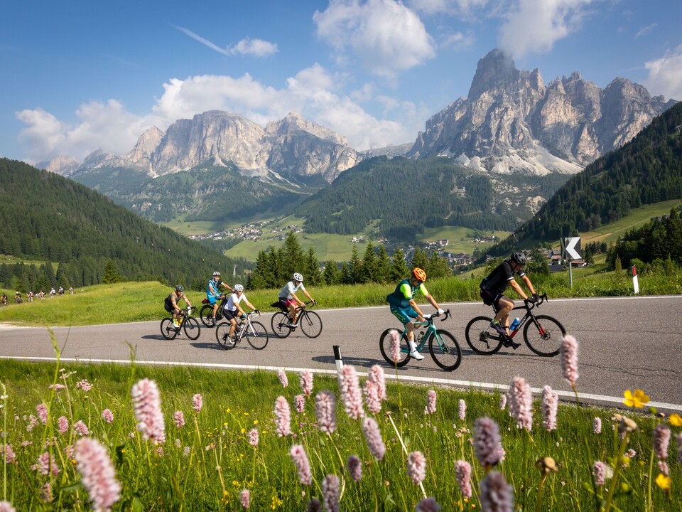 Die-Dolomitenp-sse-Campolongo-Falzarego-und-Valparola-als-Kulisse