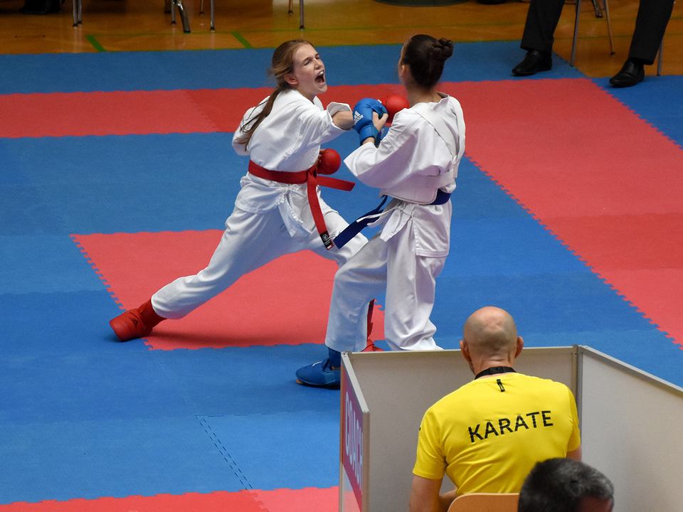 Podestplatz-f-r-Maria-Peintner-bei-internationalem-Karate-Turnier