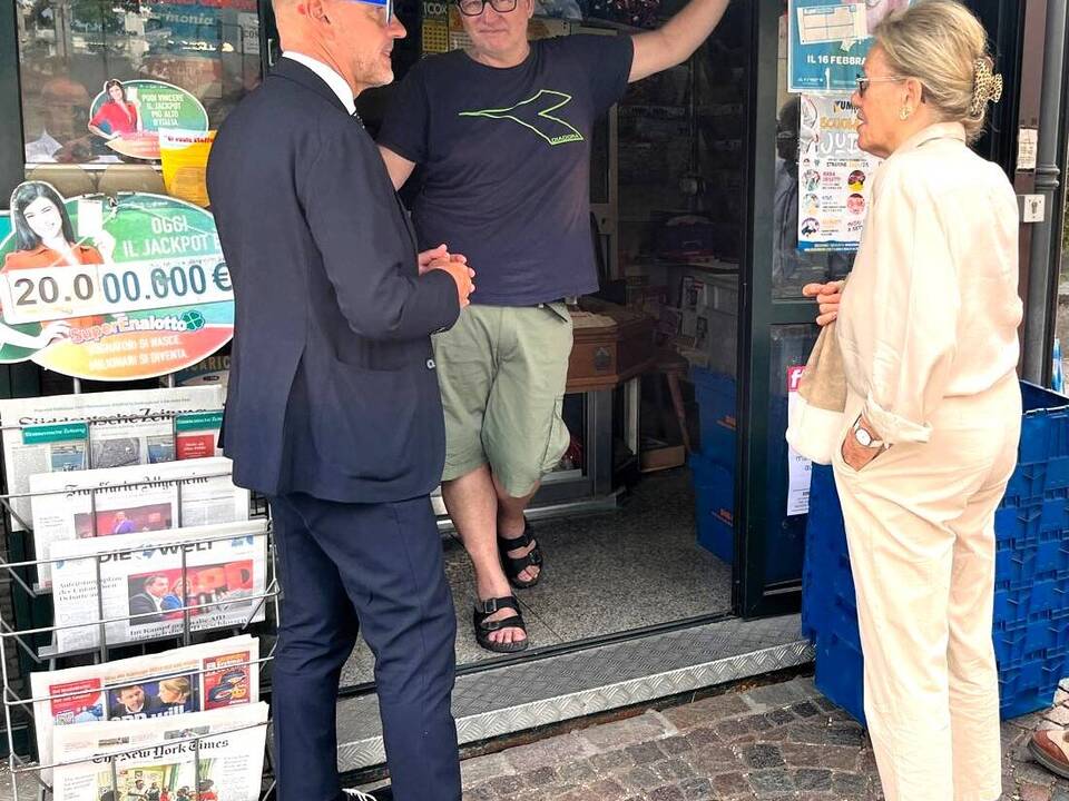 B-rgermeister-Corrarati-besucht-Luciano-Giacomi-in-seinem-Zeitungskiosk