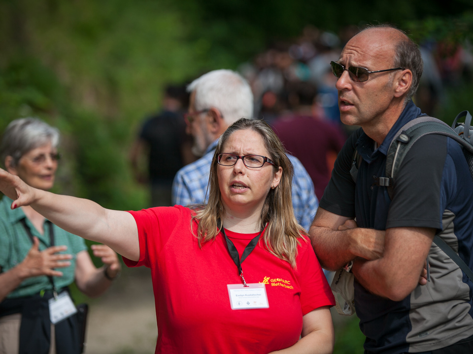 Pal-ontologin-Evelyn-Kustatscher-f-hrt-durch-die-Bletterbachschlucht