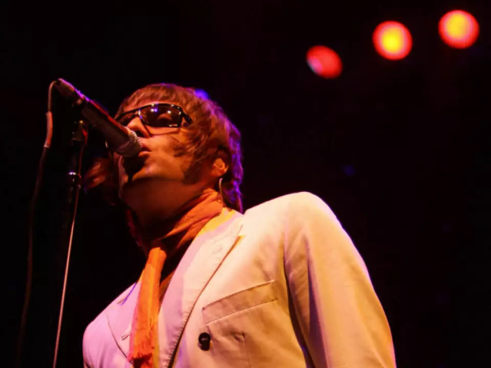 Oasis dominiert nach Tourstart britische Albumcharts