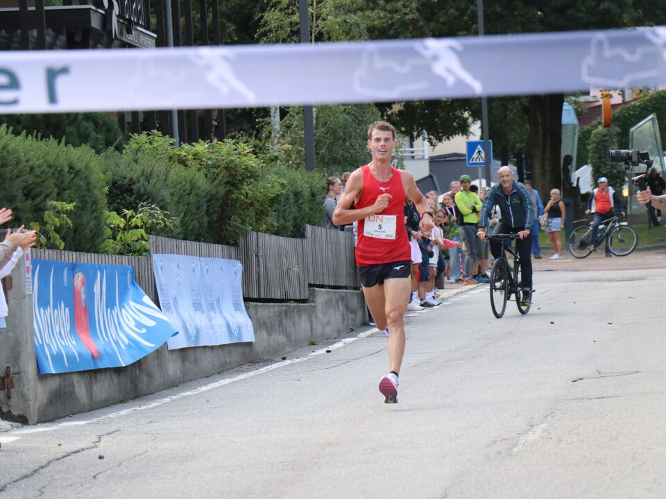 Clara-und-Tschurtenthaler-siegen-beim-S-dtiroler-Erd-pfllauf