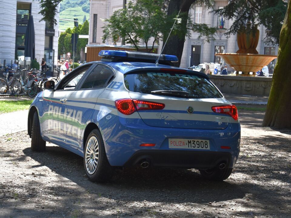 Unbekannte-kampieren-im-Treppenhaus-eines-Wohngeb-udes