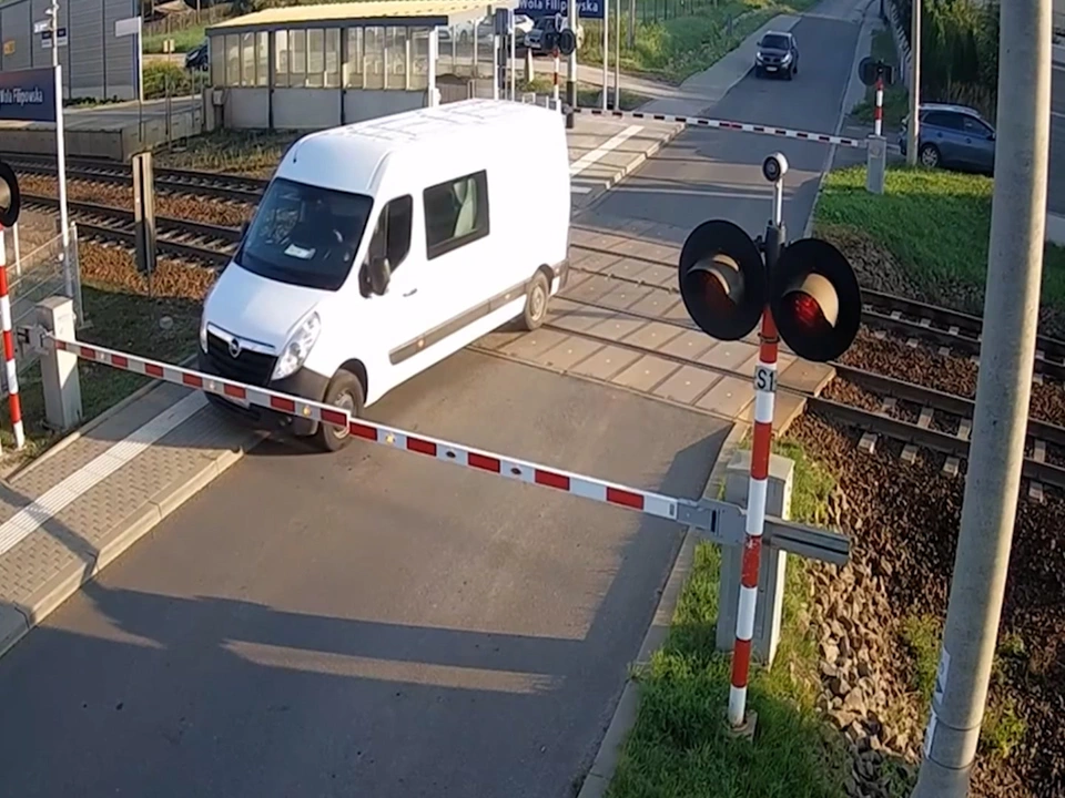 Dieser Lieferwagen wird gleich von einem Zug gerammt