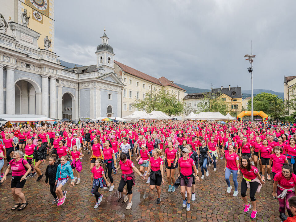Ein-pinkes-Meer-an-Frauen-bewegt-die-Stadt
