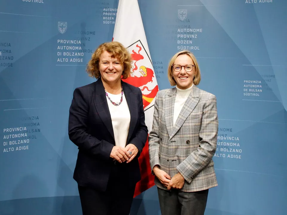 Soziallandesrätin Rosmarie Pamer und Arbeitslandesrätin Magdalena Amhof sind von der integrativen Wirkung von Arbeit und Beschäftigung überzeugt. Darum arbeiten sie und ihre Abteilungen gemeinsam an Vereinfachungen und Verbesserungen im Bereich Arbeitseingliederung und Arbeitsbeschäftigung.