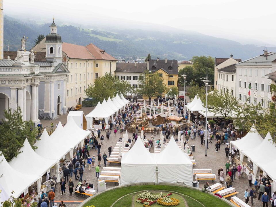 Tradition-und-Vielfalt-am-Brot-und-Strudelmarkt-in-Brixen