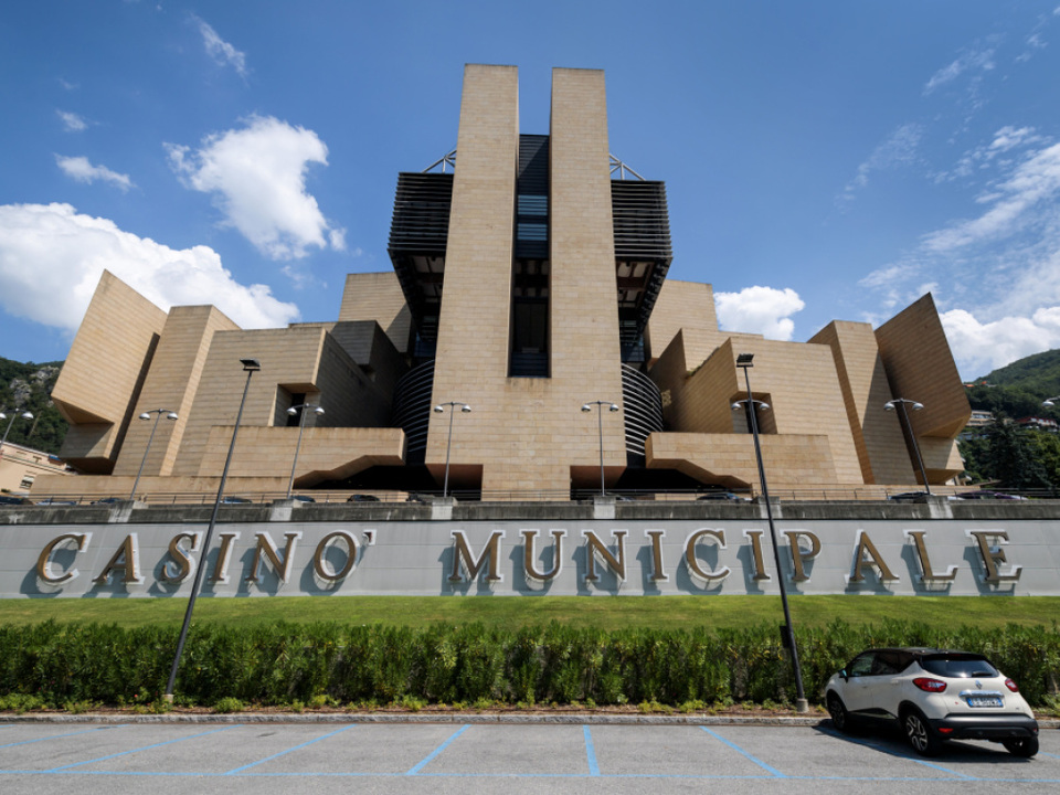 -Un-gran-Casino-Symmetrie-in-Schwarz-wei-