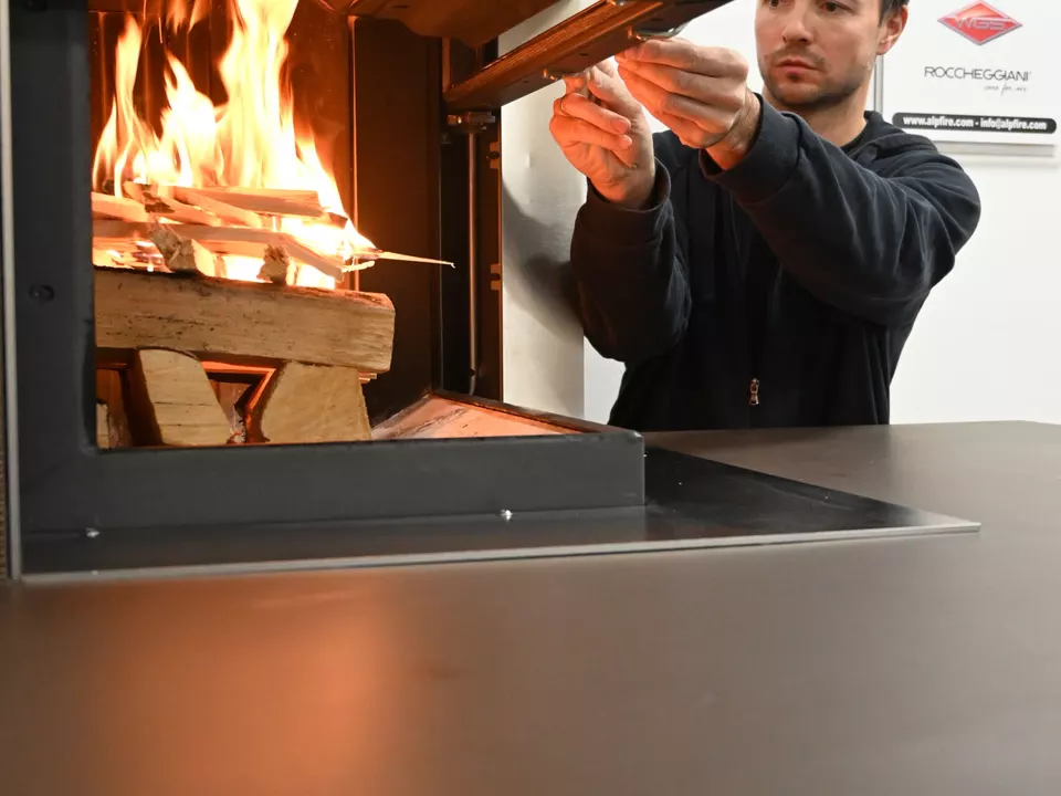 Christian Gross zeigt, wie man sicher einheizt