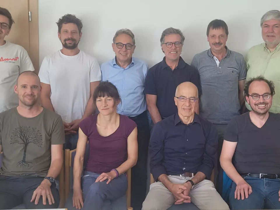 Philipp Ferrara, Julian von Spinn, Oskar Peterlini, Christoph Buratti, Valentin Mair, Peter Aichner; vorne v. l., Michael Paler, Silvia Grinzato, Thomas Benedikter, Roland Plank