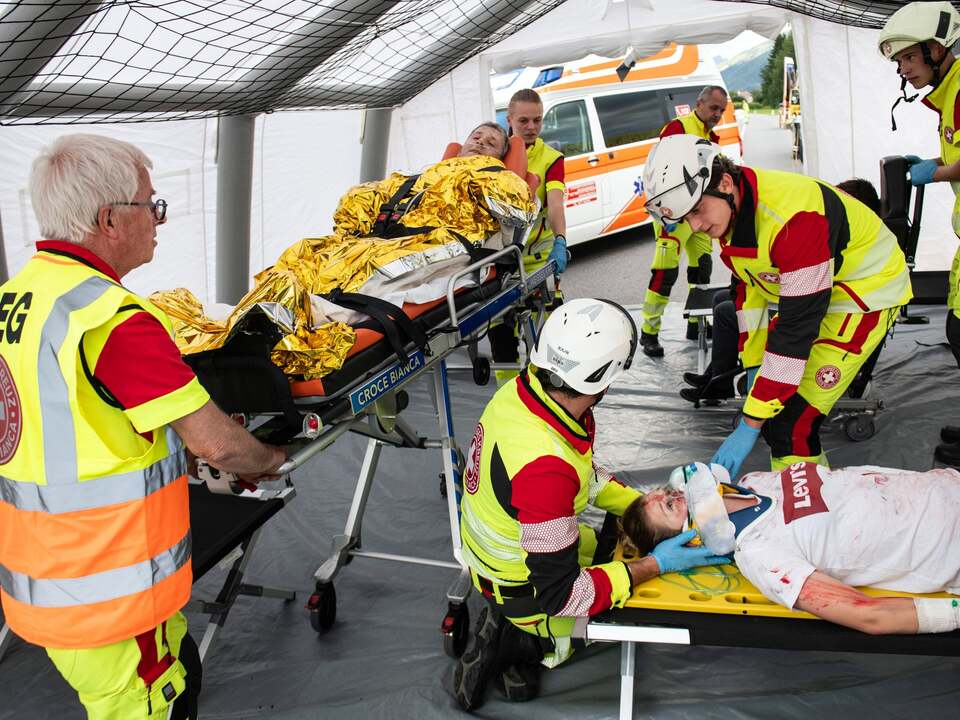 Gro-bung-der-Einsatzkr-fte-in-Antholz
