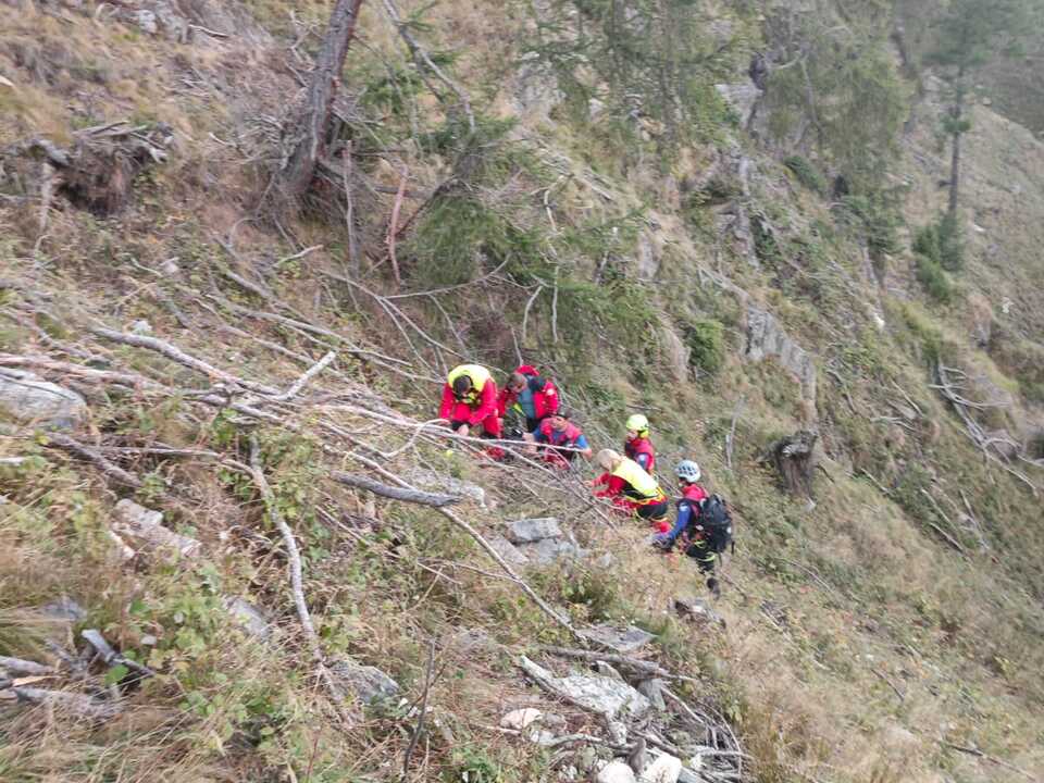 Naturns-J-ger-st-rzt-rund-80-Meter-in-die-Tiefe