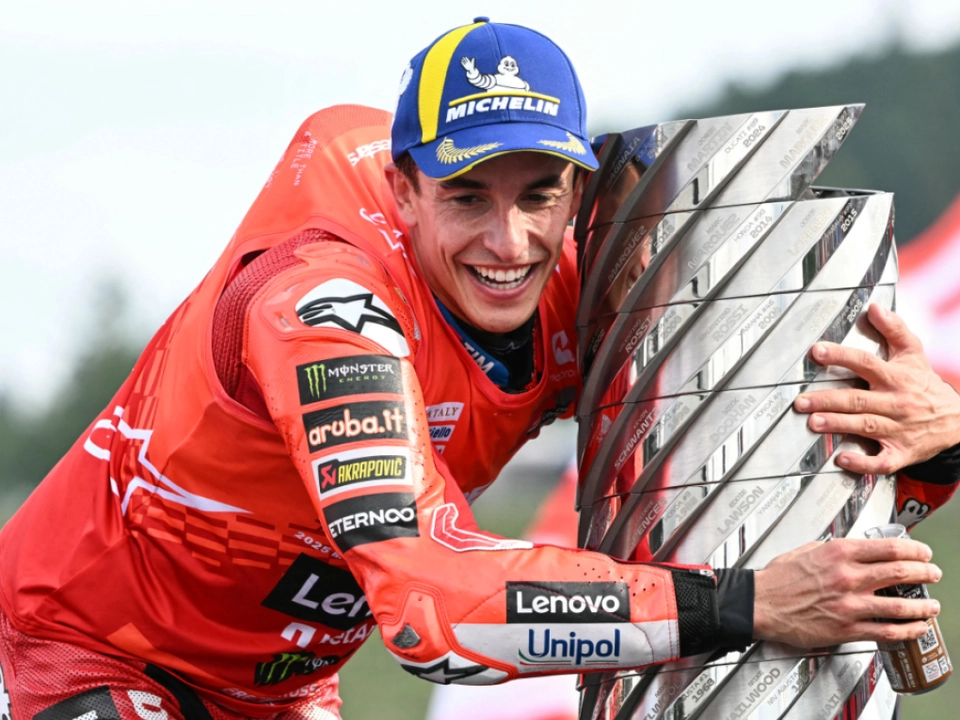 Marc Marquez umarmt die MotoGP-WM-Trophäe