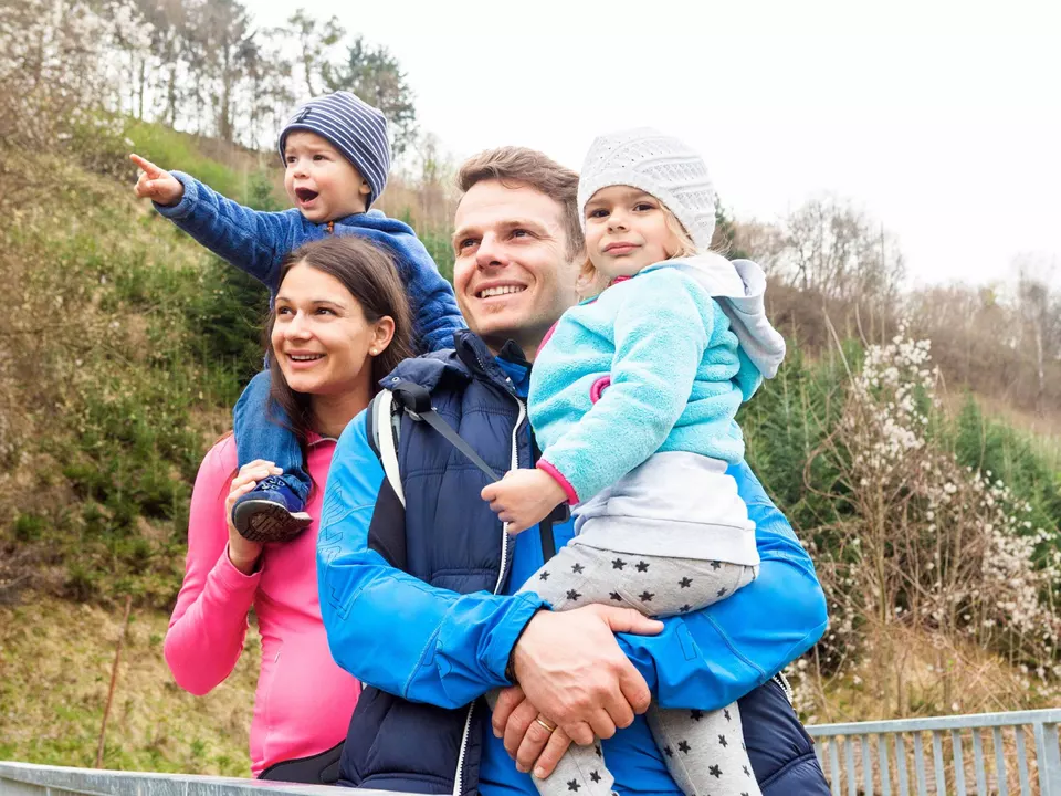 Ab 1. Jänner 2026 greifen die angepassten Richtlinien für die Landesleistungen für Familien, unter anderem wird damit der Monatsbeitrag des Landeskindergeldes erhöht.