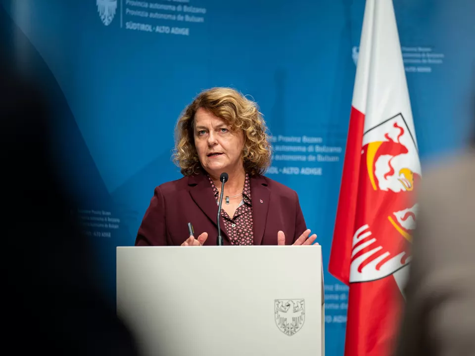 „Wir schaffen neue, klare Richtlinien für die sozialen Dienste in Südtirol. Dabei wollen wir mehr Übersicht, gleiche Standards und eine klare Grundlage für Träger und Betroffene schaffen“, hob Landesrätin Romarie Pamer hervor.