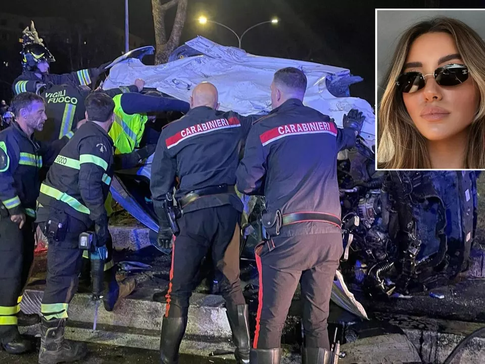Il luogo dell\'incidente e la foto di Beatrice Bellucci, la 20enne che ha perso la vita nello scontro mortale, nella tarda serata di ieri, in via Cristoforo Colombo, all\'altezza di piazza dei Navigatori. Coinvolte due auto su cui viaggiavano 4 giovani di età compresa tra i 20 e i 22 anni. I giovani sono stati estratti dalle lamiere dai vigili del fuoco e trasportati d\'urgenza in ospedale dove una ragazza di 20 anni poi morta a causa delle gravi ferite riportate, ROMA 25 ottobre 2025.athesiadruck2_20251026194054514_74f8278c4fa106066aad1daa758cad48