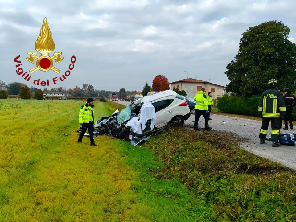 Vigili del fuoco e mezzi di soccorso nel punto in cui si sono scontrati un autobus, con a bordo una cinquantina di studenti, e una automobile, a Oderzo, in provincia di Treviso, 29 ottobre 2025. L\'automobilista è morto. A seguito dell\'impatto entrambi i mezzi sono finiti nel fossato che costeggia la carreggiata. All\'arrivo sul posto, la squadra dei Vigili Del Fuoco ha provveduto a portare soccorso alle persone coinvolte mettendo in sicurezza i mezzi coinvolti nell\'incidente. athesiadruck2_20251030200347715_1d7d674d6aace4307e3605bec805d51e