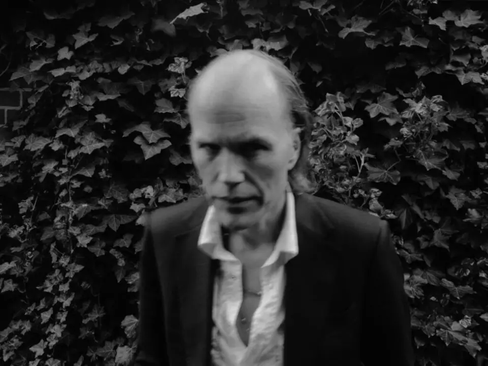 Christian Kjellvander stellt Fragen zu Liebe und Verehrung