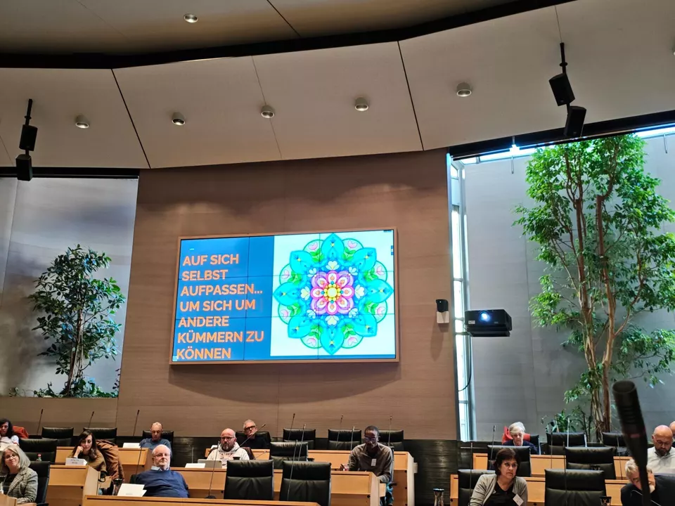 Vertiefungskurs für freiwillige Vormunde im Plenarsaal des Südtiroler Landtages.