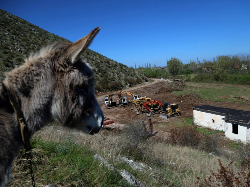 Gjader: Propagiertes Vorzeigeprojekt entpuppte sich als Milliardengrab Migrationszentrum Italien in Albanien