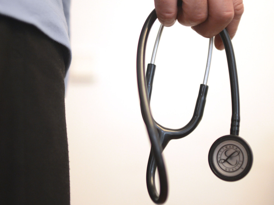 Arzt-in-London-sch-digte-Dutzende-Kinder