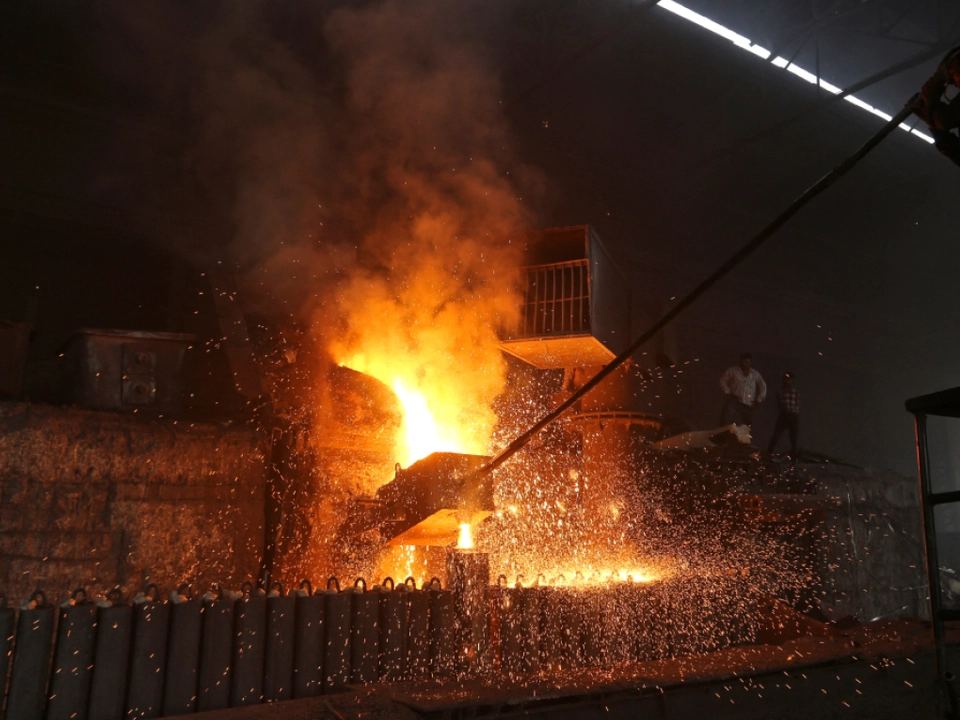 Industrie ist wieder leicht optimistischer Hochofen schwerindustrie Metall Schmelze