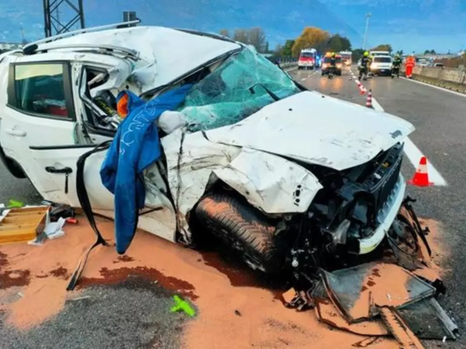 Auto überschlägt sich mehrfach auf MeBo