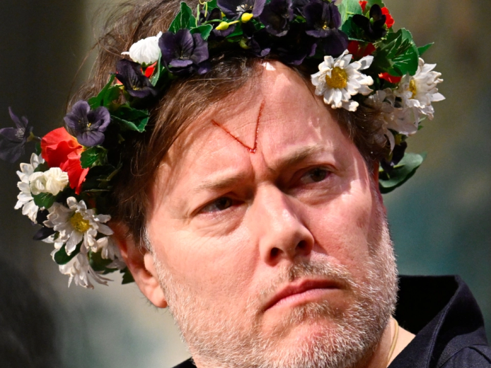 Milo Rau blickt sorgenvoll nach Serbien