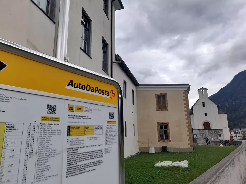 Die grenzüberschreitende Buslinie Müstair-Mals wird es auch im Jahr 2026 geben. Die entsprechende Vereinbarung, die das Land Südtirol mit Graubünden getroffen hat, wurde am 24. Oktober von der Landesregierung genehmigt.