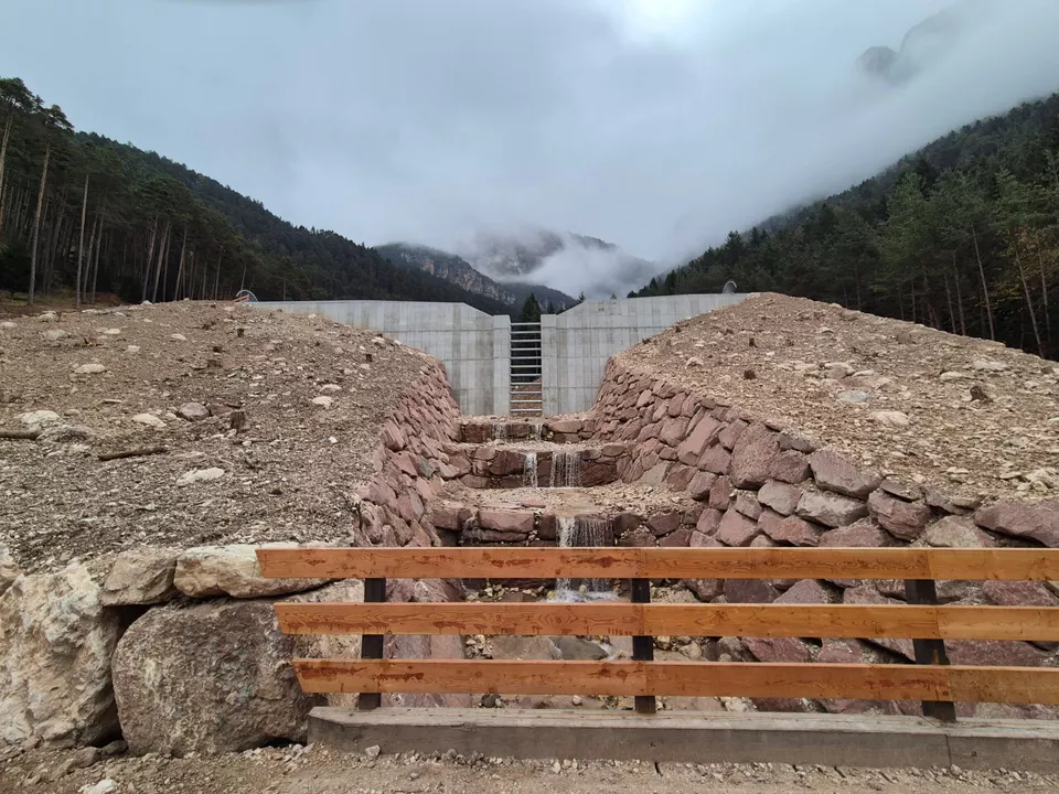 Die Wildbachverbauung hat zur Verstärkung des Hochwasserschutzes ein neues Rückhaltebecken im Schlernbach nahe dem Violerhof oberhalb des Dorfes Ums in der Gemeinde Völs errichtet.