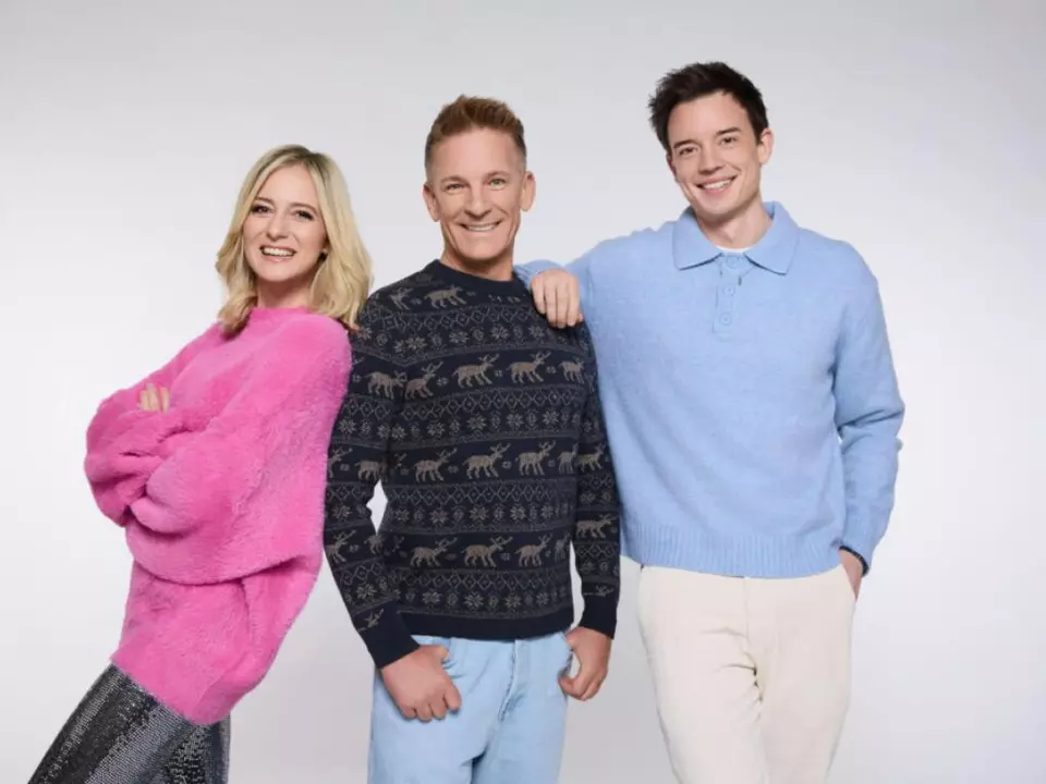 Tina Ritschl, Andi Knoll und Philipp Hansa beziehen eine Hütte