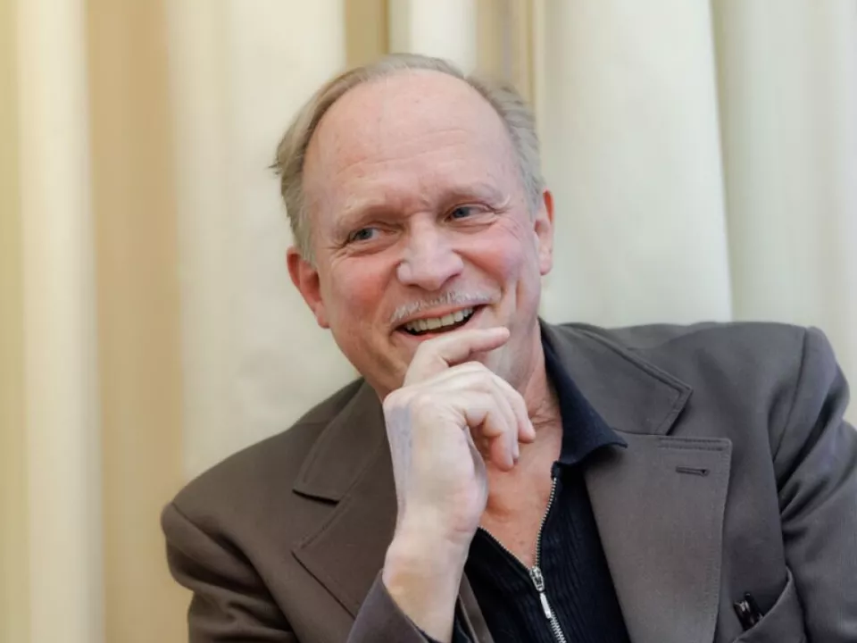 Ulrich Tukur brachte sich das Autofahren selbst bei