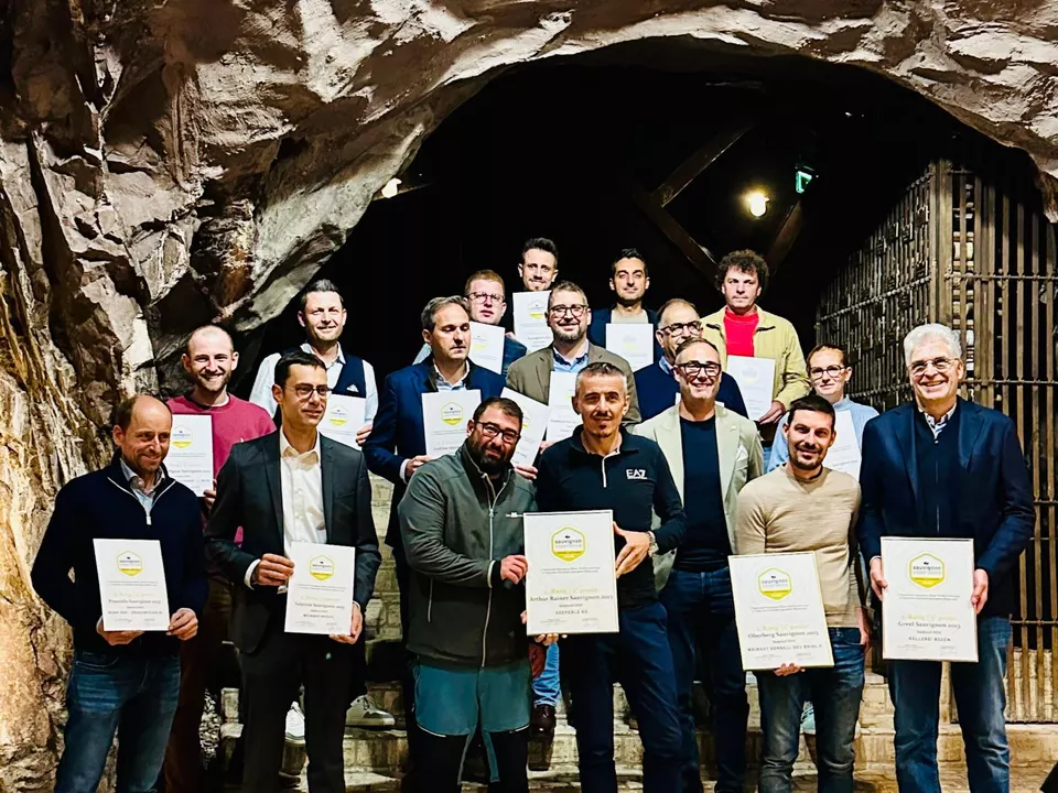 Die TOP3 Sauvignon Blanc Italiens 2023: 1. Platz Oberberg Sauvignon Südtirol DOC des Weinguts Kornell, 2. Platz Arthur Rainer Sauvignon Südtirol DOC des Weinguts Seeperle, 3. Platz Greel Sauvignon Südtirol DOC der Kellerei Bozen Sieger: Gruppenbild der Prämierten