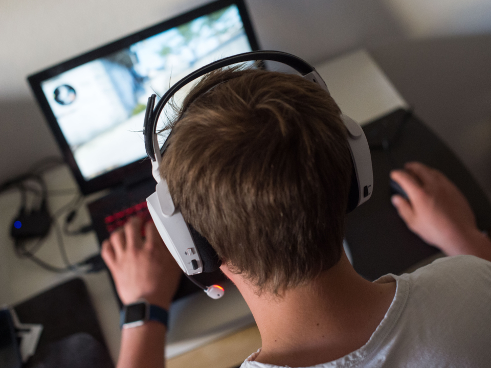 Videopiele am Laptop mit Headset sind beliebter Zeitvertreib