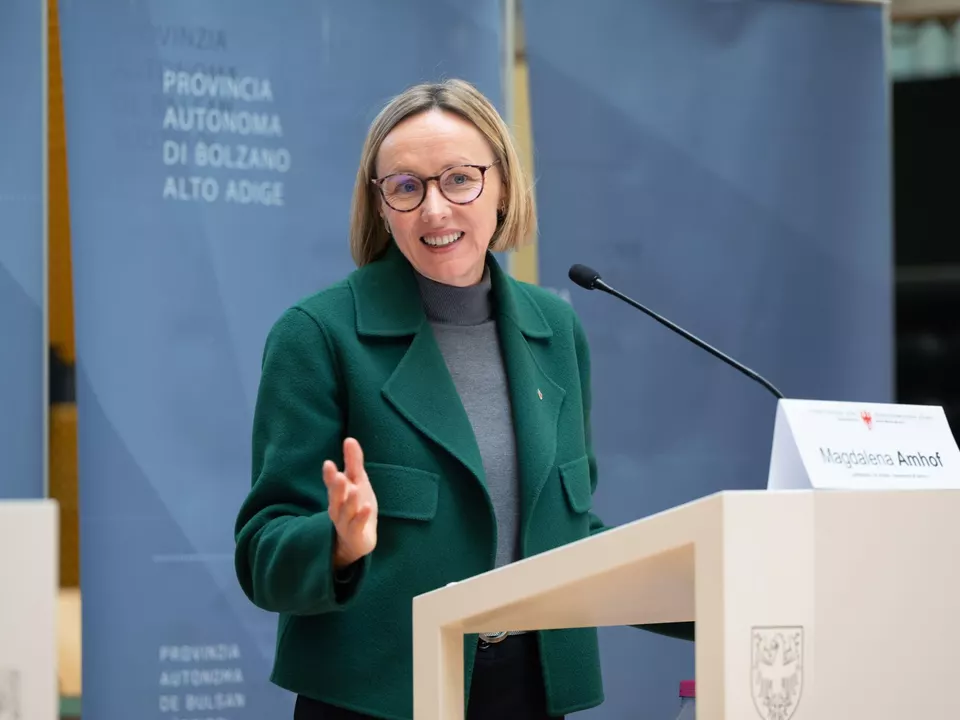 Die Landesregierung hat auf Vorschlag von Personallandesrätin Magdalena Amhof die Unterzeichnung von drei Bereichsverträgen und die Zweckbindung von rund 8,2 Millionen Euro pro Jahr für deren Umsetzung genehmigt.