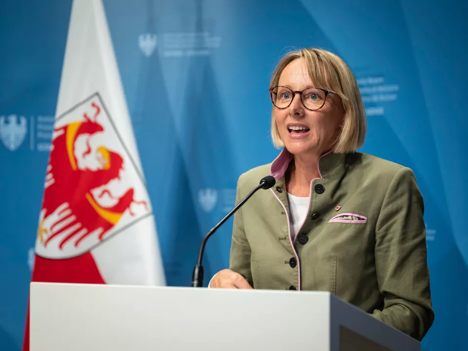 Landesrätin Magdalena Amhof hat der Landesregierung am 7. November Änderungen in Bezug auf die Sommerpraktika vorgeschlagen. Die Neuregelungen wurden von der Landesregierung genehmigt.