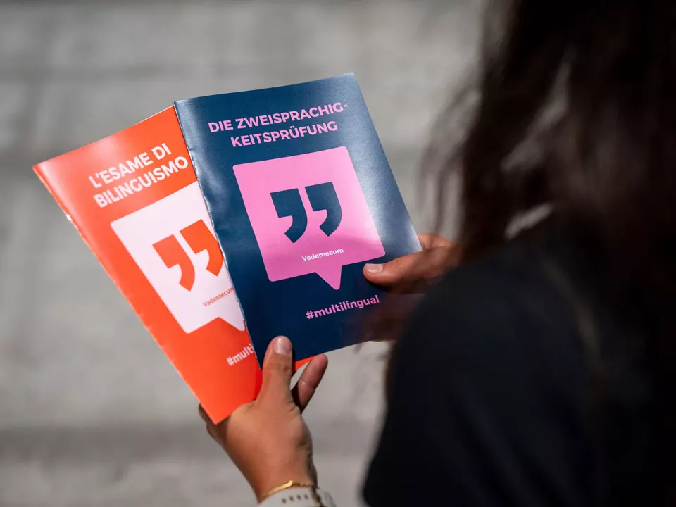 Um die Zweisprachigkeitsprüfung und die verschiedenen Vorbereitungsmöglichkeiten bei Bürgerinnen und Bürgern in allen Landesteilen bekannt zu machen, wurde in Sterzing ein Informationsnachmittag organisiert.