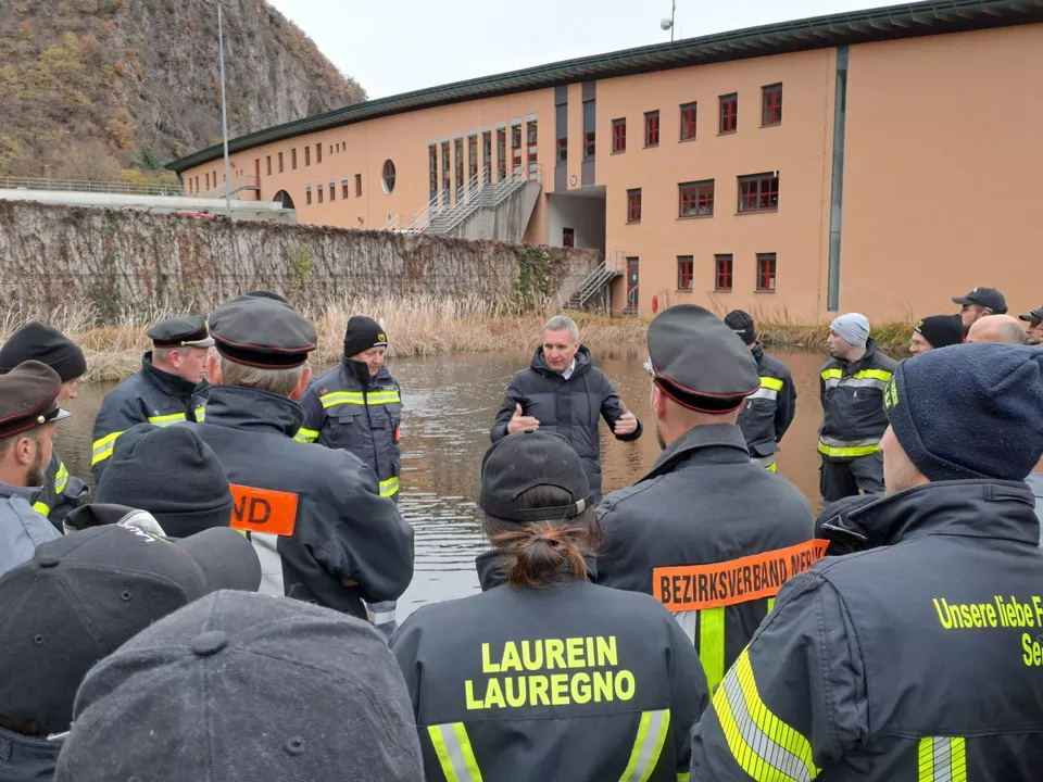 24 tragbare Pumpen hat Forstwirtschaftslandesrat Luis Walcher (im Zentrum) in der Landesfeuerwehrschule in Vilpian an Freiwillige Feuerwehren der Bezirke Bozen, Meran und Unterland übergeben.