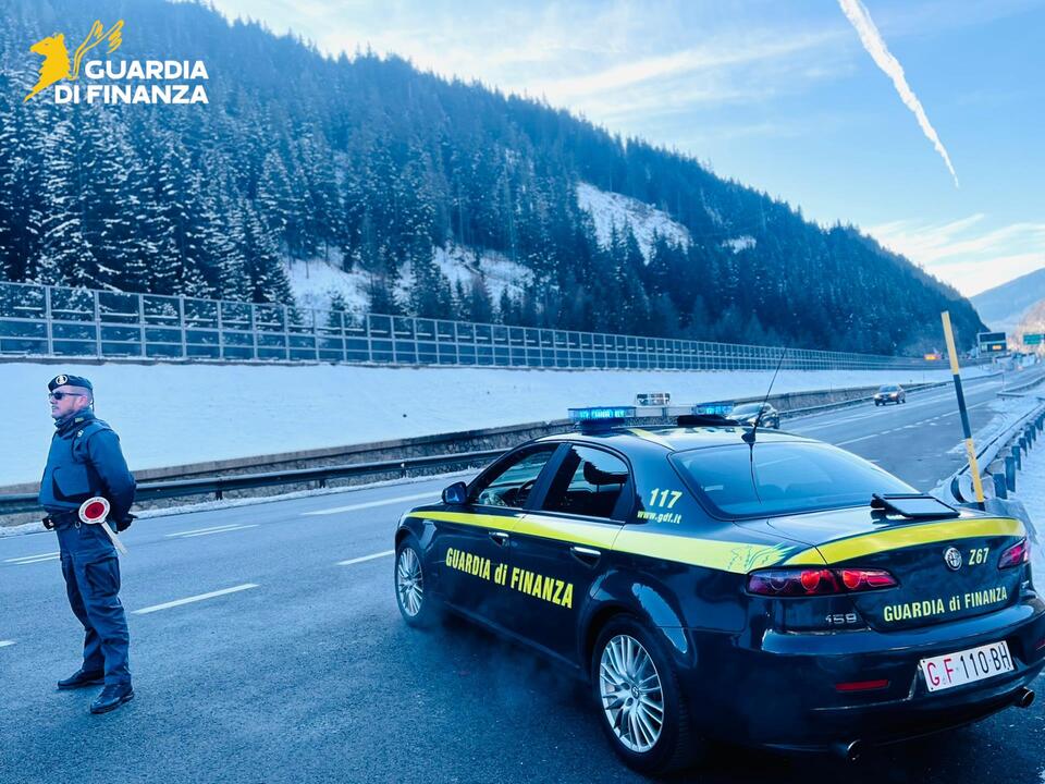 Meran-Illegale-Arbeiter-fl-chten-durch-Weinberge