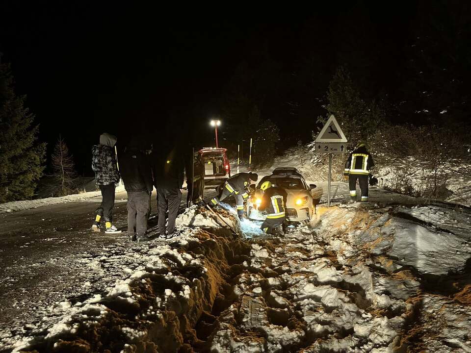 Sportwagen-schlittert-von-der-Stra-e