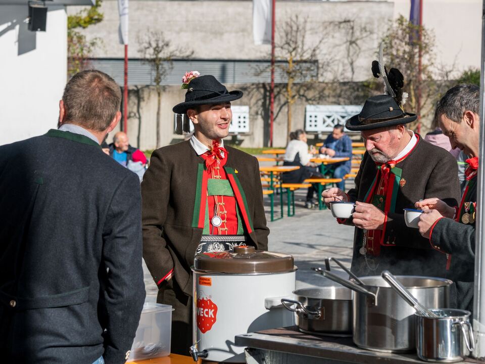 Maibaum-am-Liert-s-Tag-verblindert-