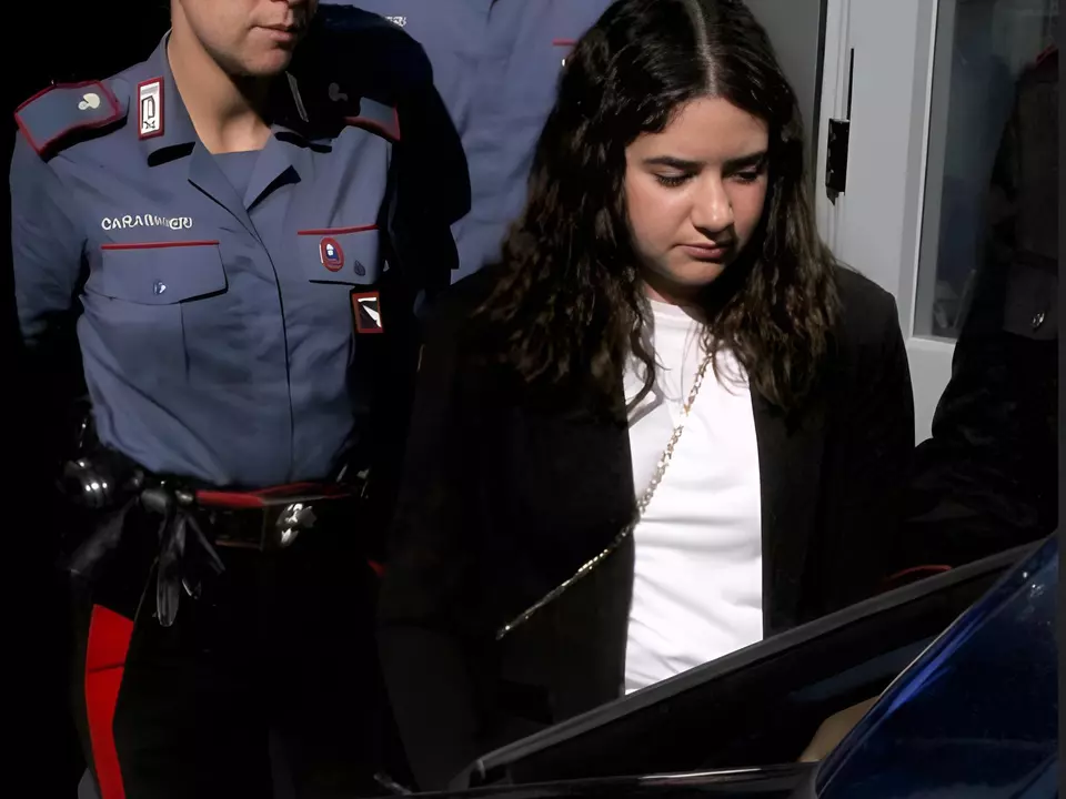 Chiara Petrolini, accusata di aver ucciso i due figli neonati e di averli sepolti nel giardino della casa di Traversetolo, esce dalla della Corte di assise, Parma, 15 settembre 2025. athesiadruck2_20251103200325198_ebc24318df092c77ae9115400f7049d2